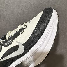 NK Zoom VOMERO 18 Gtx 网面透气轻量跑鞋 拥有 Zoom Air 一如既往的稳定感和流畅感 鞋面采用 NK Zoom VOMERO 18 Gtx 网面透气轻量跑鞋 拥有 Zoom Air 一如既往的稳定感和流畅感 鞋面采用