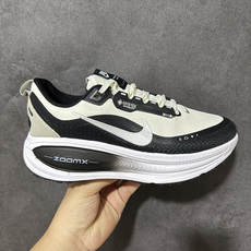 NK Zoom VOMERO 18 Gtx 网面透气轻量跑鞋 拥有 Zoom Air 一如既往的稳定感和流畅感 鞋面采用 NK Zoom VOMERO 18 Gtx 网面透气轻量跑鞋 拥有 Zoom Air 一如既往的稳定感和流畅感 鞋面采用