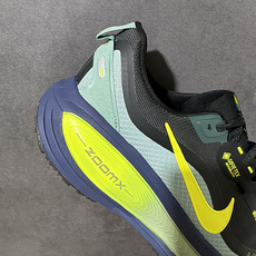 NK Zoom VOMERO 18 Gtx 网面透气轻量跑鞋 拥有 Zoom Air 一如既往的稳定感和流畅感 鞋面采用 NK Zoom VOMERO 18 Gtx 网面透气轻量跑鞋 拥有 Zoom Air 一如既往的稳定感和流畅感 鞋面采用