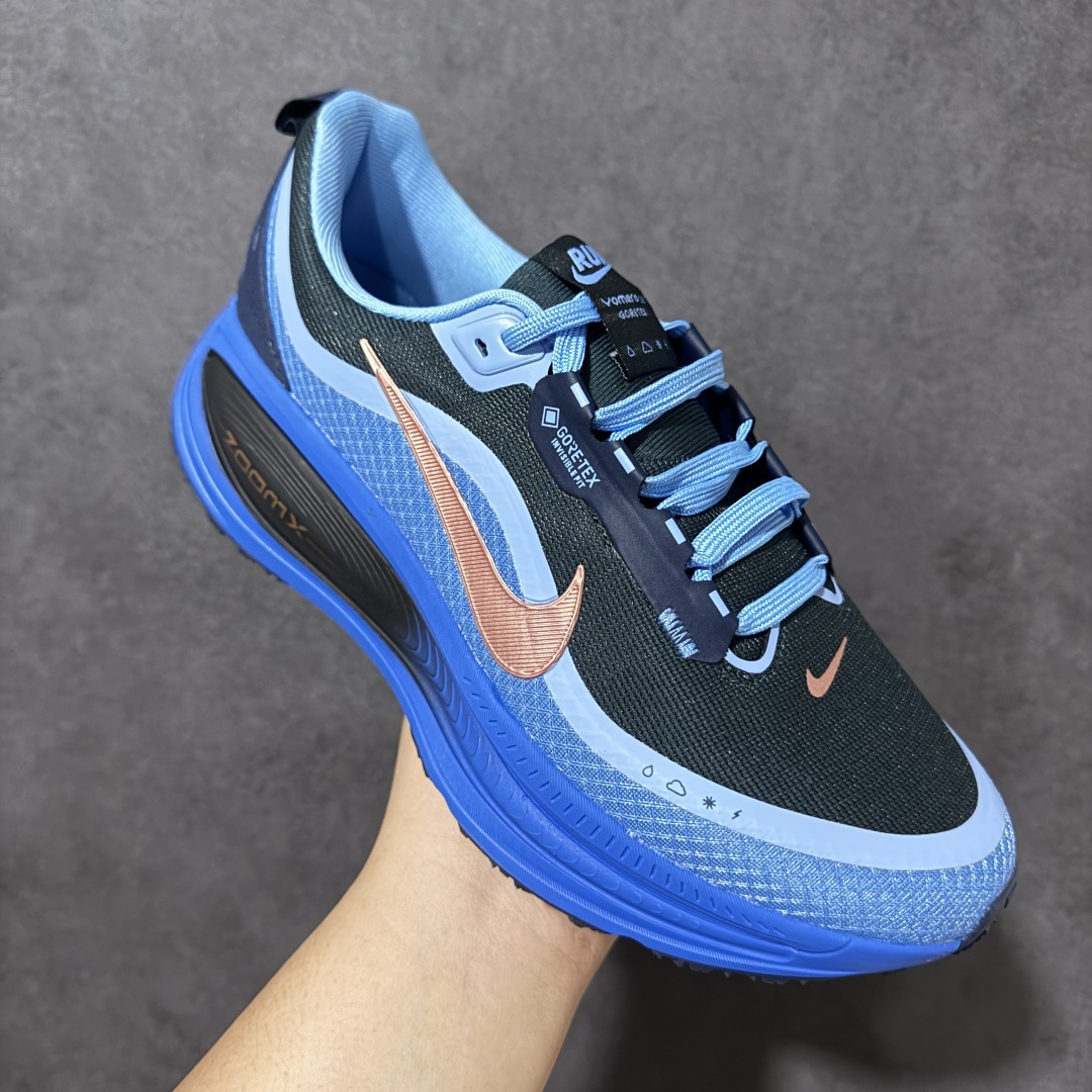 NK Zoom VOMERO 18 Gtx 网面透气轻量跑鞋 拥有 Zoom Air 一如既往的稳定感和流畅感 鞋面采用 NK Zoom VOMERO 18 Gtx 网面透气轻量跑鞋 拥有 Zoom Air 一如既往的稳定感和流畅感 鞋面采用