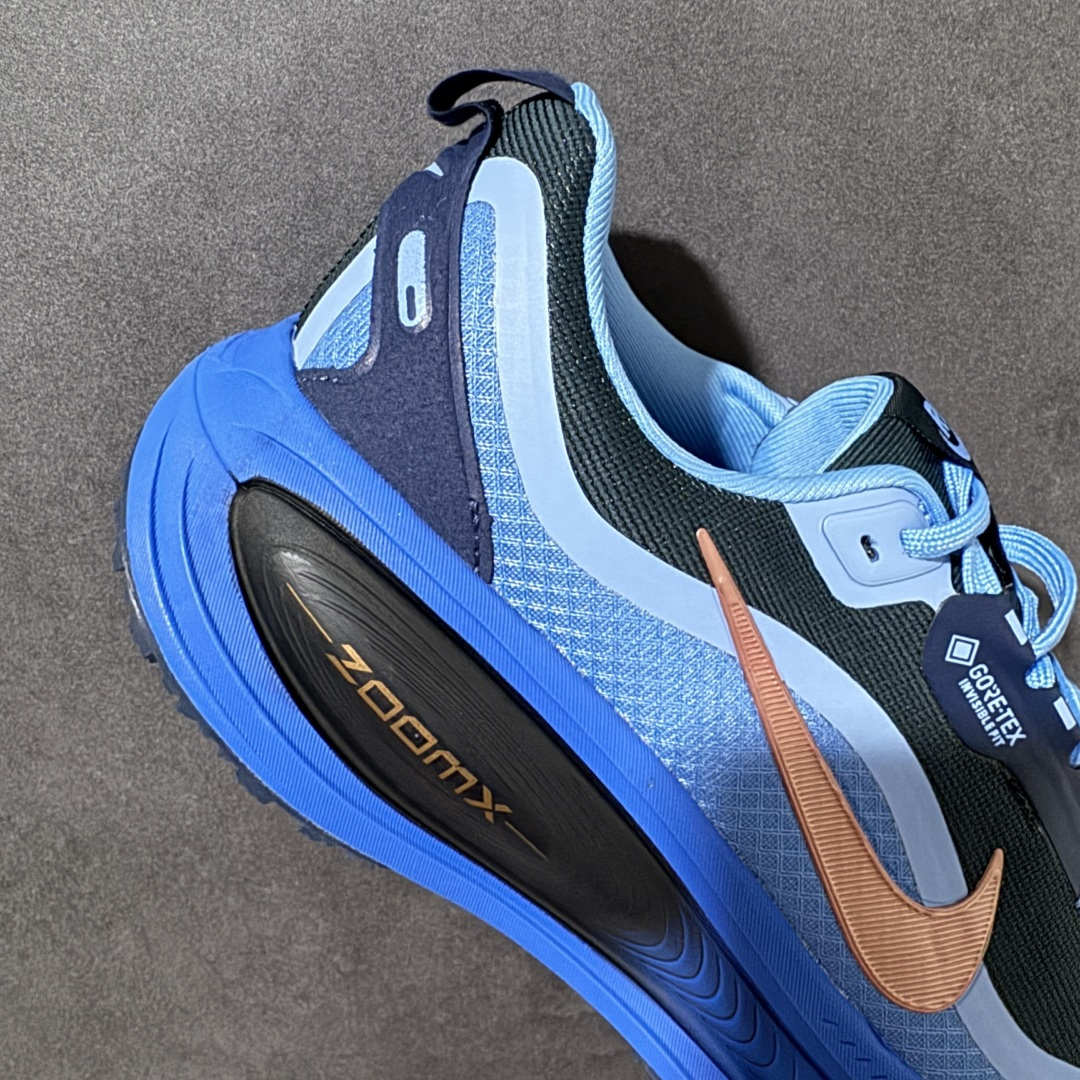 NK Zoom VOMERO 18 Gtx 网面透气轻量跑鞋 拥有 Zoom Air 一如既往的稳定感和流畅感 鞋面采用 NK Zoom VOMERO 18 Gtx 网面透气轻量跑鞋 拥有 Zoom Air 一如既往的稳定感和流畅感 鞋面采用