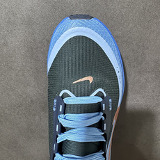 NK Zoom VOMERO 18 Gtx 网面透气轻量跑鞋 拥有 Zoom Air 一如既往的稳定感和流畅感 鞋面采用 NK Zoom VOMERO 18 Gtx 网面透气轻量跑鞋 拥有 Zoom Air 一如既往的稳定感和流畅感 鞋面采用