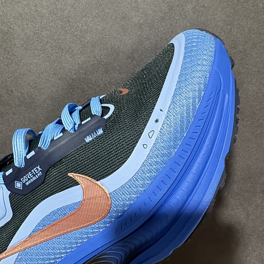 NK Zoom VOMERO 18 Gtx 网面透气轻量跑鞋 拥有 Zoom Air 一如既往的稳定感和流畅感 鞋面采用 NK Zoom VOMERO 18 Gtx 网面透气轻量跑鞋 拥有 Zoom Air 一如既往的稳定感和流畅感 鞋面采用