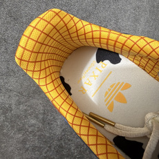 Toy Story x adidas originals SAMBA OG Woody 柔软舒适 防滑耐磨 低帮 儿童板 Toy Story x adidas originals SAMBA OG Woody 柔软舒适 防滑耐磨 低帮 儿童板
