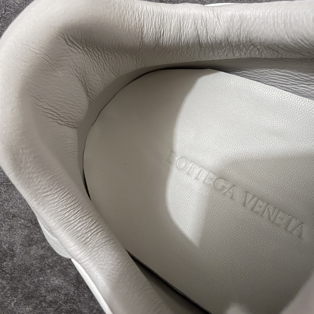 Bottega Veneta BV Shot系列 德训鞋 阿甘休闲 运动鞋26冬季全新都市运动鞋 灵感汲取自体育运动 S Bottega Veneta BV Shot系列 德训鞋 阿甘休闲 运动鞋26冬季全新都市运动鞋 灵感汲取自体育运动 S