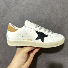 Golden Goose GGDB Super‑Star小脏鞋 经典做旧小白鞋,银闪星星细节氛围感拉满 灰鞋带搭配黑后跟 Golden Goose GGDB Super‑Star小脏鞋 经典做旧小白鞋,银闪星星细节氛围感拉满 灰鞋带搭配黑后跟