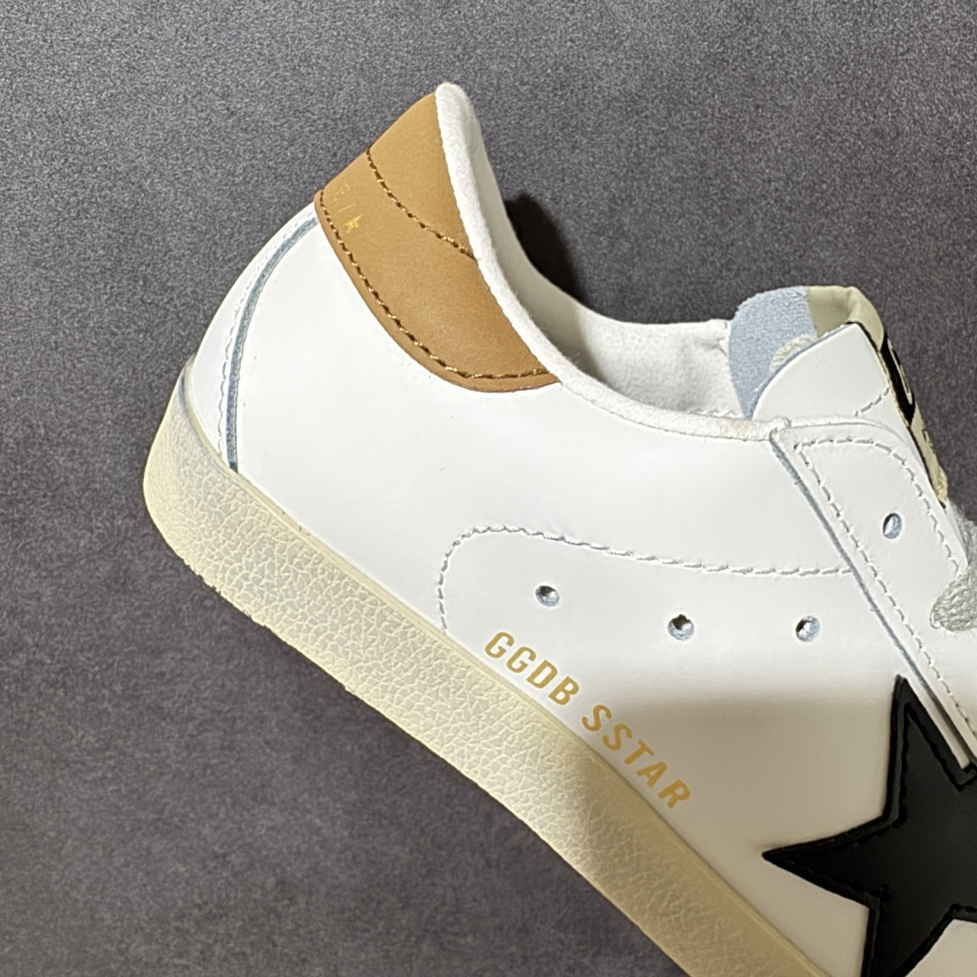 Golden Goose GGDB Super‑Star小脏鞋 经典做旧小白鞋,银闪星星细节氛围感拉满 灰鞋带搭配黑后跟 Golden Goose GGDB Super‑Star小脏鞋 经典做旧小白鞋,银闪星星细节氛围感拉满 灰鞋带搭配黑后跟