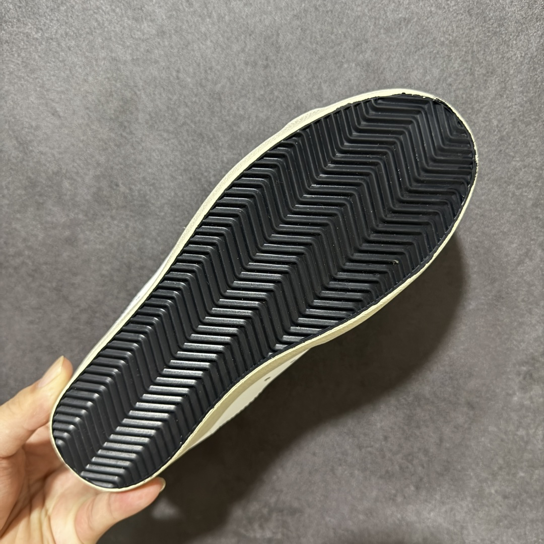 Golden Goose GGDB Super‑Star小脏鞋 经典做旧小白鞋,银闪星星细节氛围感拉满 灰鞋带搭配黑后跟 Golden Goose GGDB Super‑Star小脏鞋 经典做旧小白鞋,银闪星星细节氛围感拉满 灰鞋带搭配黑后跟