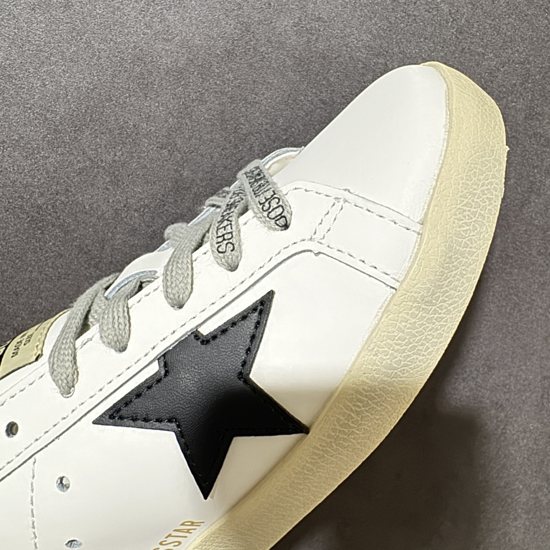 Golden Goose GGDB Super‑Star小脏鞋 经典做旧小白鞋,银闪星星细节氛围感拉满 灰鞋带搭配黑后跟 Golden Goose GGDB Super‑Star小脏鞋 经典做旧小白鞋,银闪星星细节氛围感拉满 灰鞋带搭配黑后跟