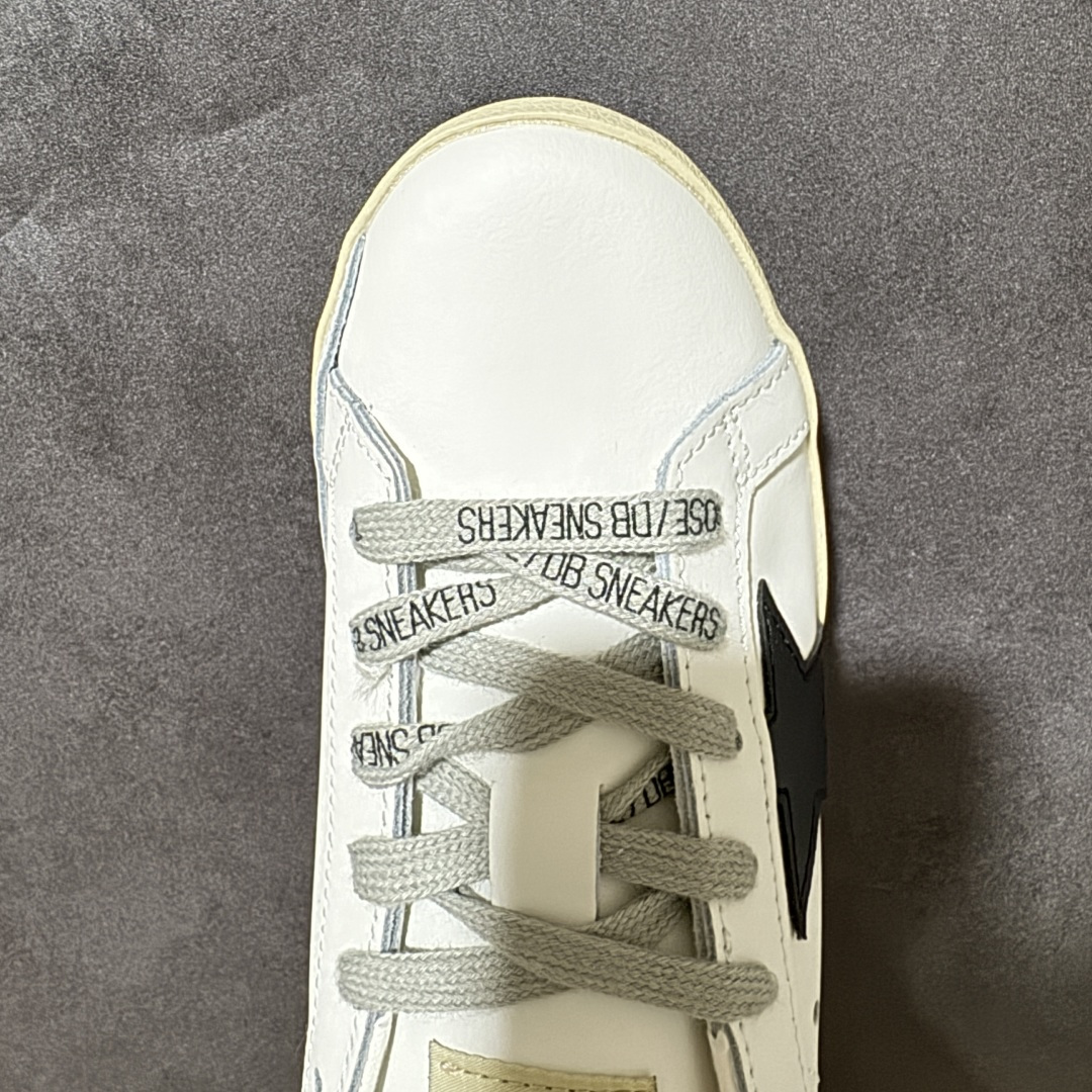 Golden Goose GGDB Super‑Star小脏鞋 经典做旧小白鞋,银闪星星细节氛围感拉满 灰鞋带搭配黑后跟 Golden Goose GGDB Super‑Star小脏鞋 经典做旧小白鞋,银闪星星细节氛围感拉满 灰鞋带搭配黑后跟