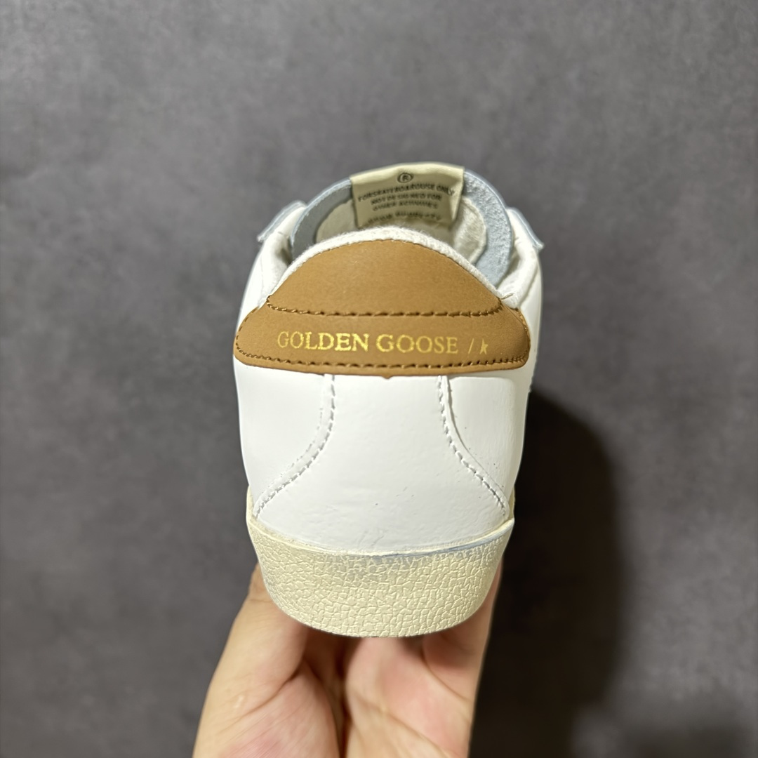 Golden Goose GGDB Super‑Star小脏鞋 经典做旧小白鞋,银闪星星细节氛围感拉满 灰鞋带搭配黑后跟 Golden Goose GGDB Super‑Star小脏鞋 经典做旧小白鞋,银闪星星细节氛围感拉满 灰鞋带搭配黑后跟