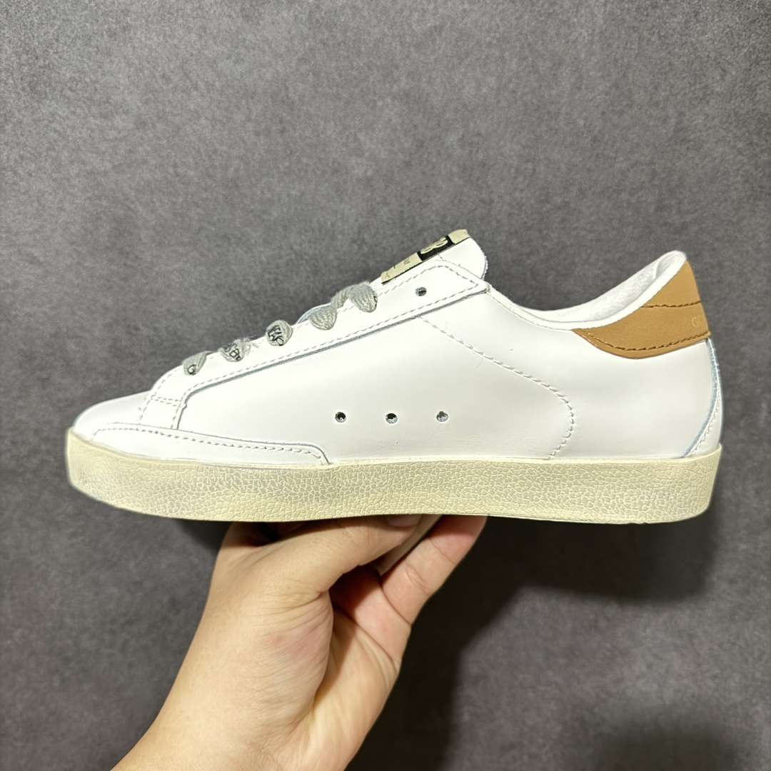 Golden Goose GGDB Super‑Star小脏鞋 经典做旧小白鞋,银闪星星细节氛围感拉满 灰鞋带搭配黑后跟 Golden Goose GGDB Super‑Star小脏鞋 经典做旧小白鞋,银闪星星细节氛围感拉满 灰鞋带搭配黑后跟