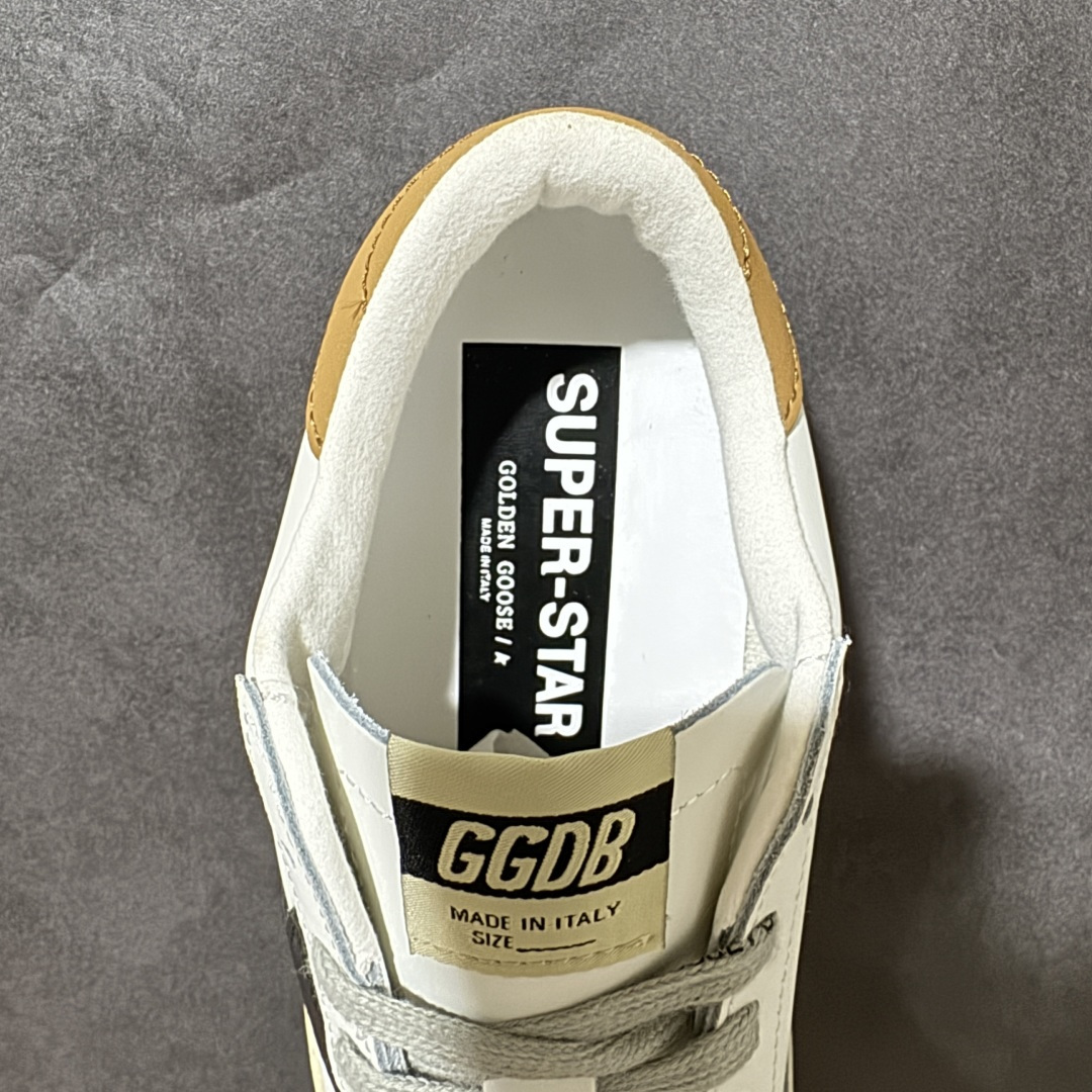 Golden Goose GGDB Super‑Star小脏鞋 经典做旧小白鞋,银闪星星细节氛围感拉满 灰鞋带搭配黑后跟 Golden Goose GGDB Super‑Star小脏鞋 经典做旧小白鞋,银闪星星细节氛围感拉满 灰鞋带搭配黑后跟