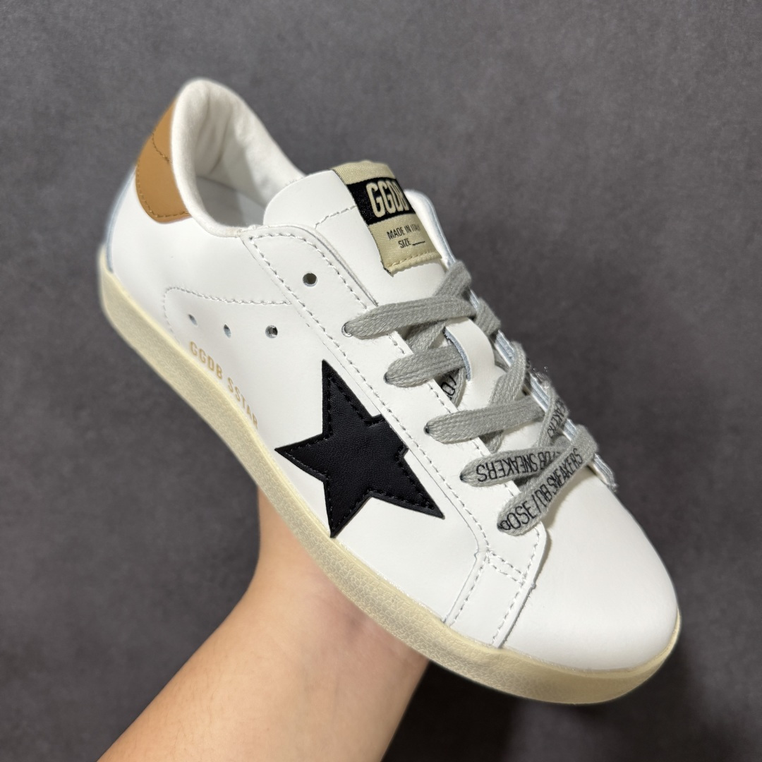 Golden Goose GGDB Super‑Star小脏鞋 经典做旧小白鞋,银闪星星细节氛围感拉满 灰鞋带搭配黑后跟 Golden Goose GGDB Super‑Star小脏鞋 经典做旧小白鞋,银闪星星细节氛围感拉满 灰鞋带搭配黑后跟