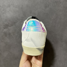 Golden Goose GGDB Super‑Star小脏鞋 经典做旧小白鞋,银闪星星细节氛围感拉满 灰鞋带搭配黑后跟 Golden Goose GGDB Super‑Star小脏鞋 经典做旧小白鞋,银闪星星细节氛围感拉满 灰鞋带搭配黑后跟