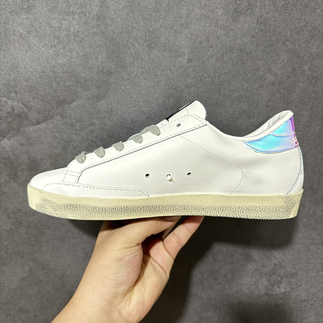 Golden Goose GGDB Super‑Star小脏鞋 经典做旧小白鞋,银闪星星细节氛围感拉满 灰鞋带搭配黑后跟 Golden Goose GGDB Super‑Star小脏鞋 经典做旧小白鞋,银闪星星细节氛围感拉满 灰鞋带搭配黑后跟