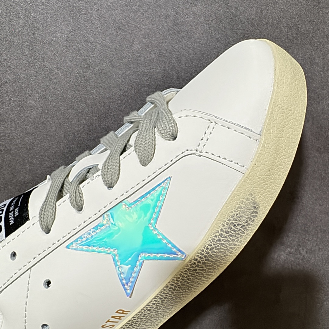 Golden Goose GGDB Super‑Star小脏鞋 经典做旧小白鞋,银闪星星细节氛围感拉满 灰鞋带搭配黑后跟 Golden Goose GGDB Super‑Star小脏鞋 经典做旧小白鞋,银闪星星细节氛围感拉满 灰鞋带搭配黑后跟
