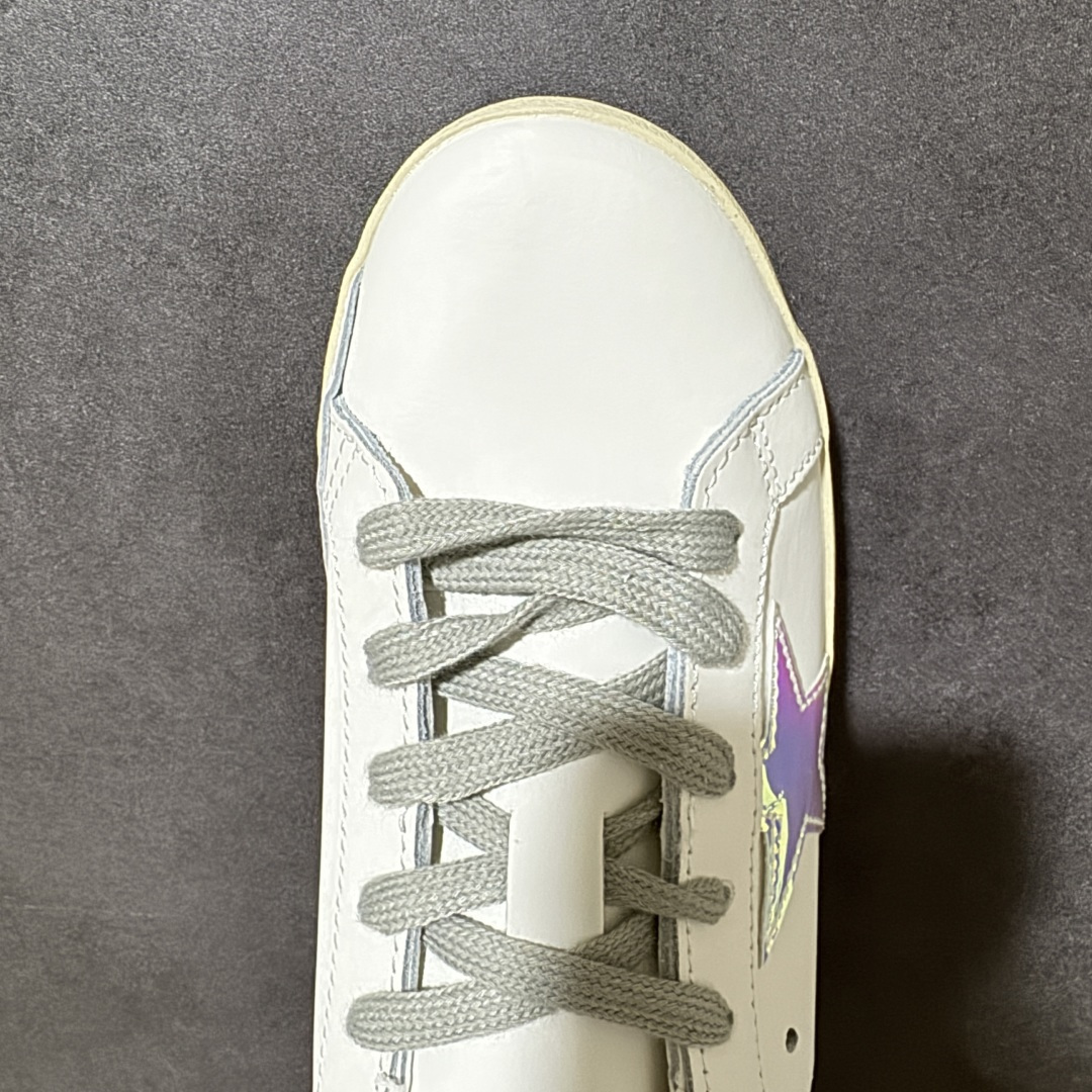 Golden Goose GGDB Super‑Star小脏鞋 经典做旧小白鞋,银闪星星细节氛围感拉满 灰鞋带搭配黑后跟 Golden Goose GGDB Super‑Star小脏鞋 经典做旧小白鞋,银闪星星细节氛围感拉满 灰鞋带搭配黑后跟