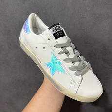 Golden Goose GGDB Super‑Star小脏鞋 经典做旧小白鞋,银闪星星细节氛围感拉满 灰鞋带搭配黑后跟 Golden Goose GGDB Super‑Star小脏鞋 经典做旧小白鞋,银闪星星细节氛围感拉满 灰鞋带搭配黑后跟