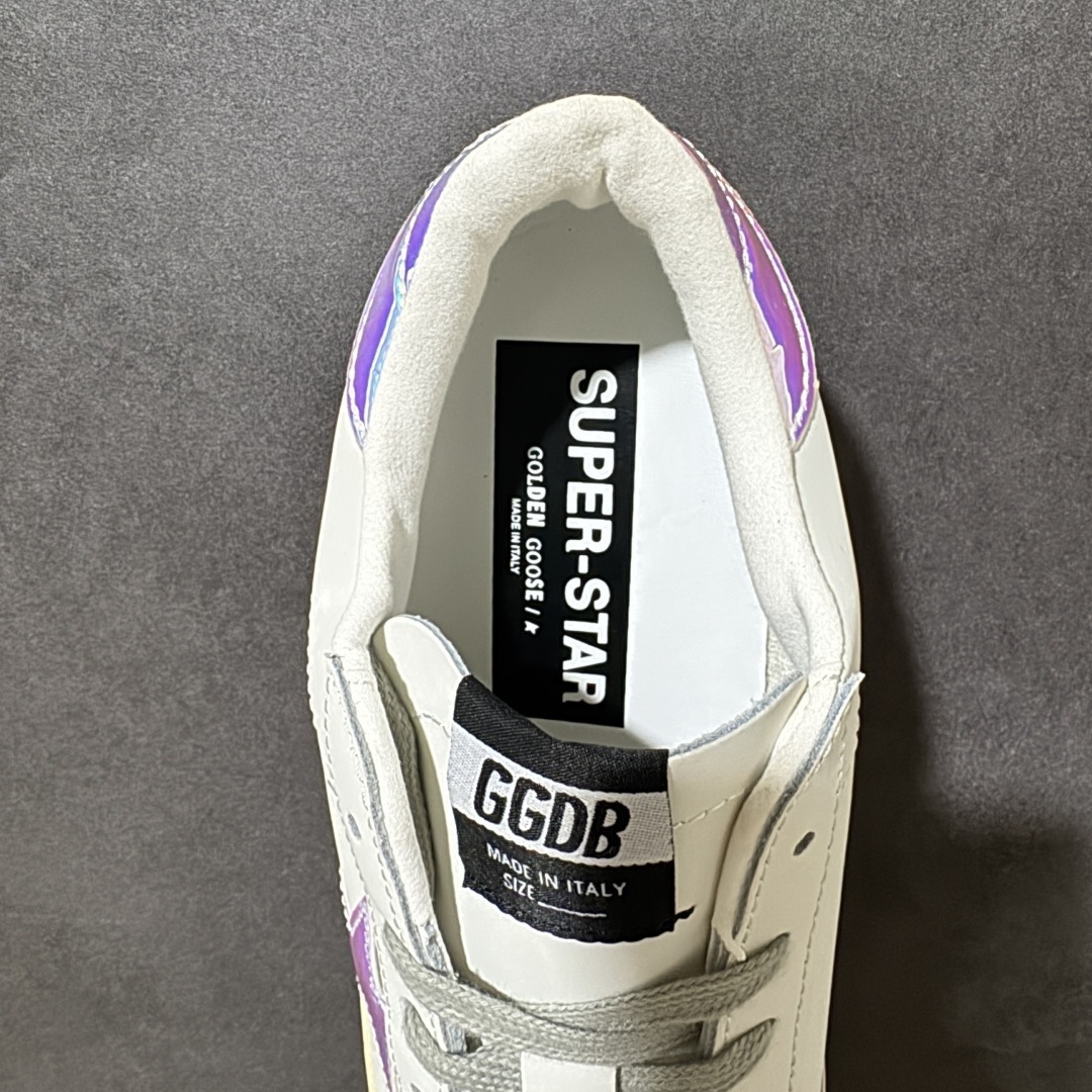 Golden Goose GGDB Super‑Star小脏鞋 经典做旧小白鞋,银闪星星细节氛围感拉满 灰鞋带搭配黑后跟 Golden Goose GGDB Super‑Star小脏鞋 经典做旧小白鞋,银闪星星细节氛围感拉满 灰鞋带搭配黑后跟
