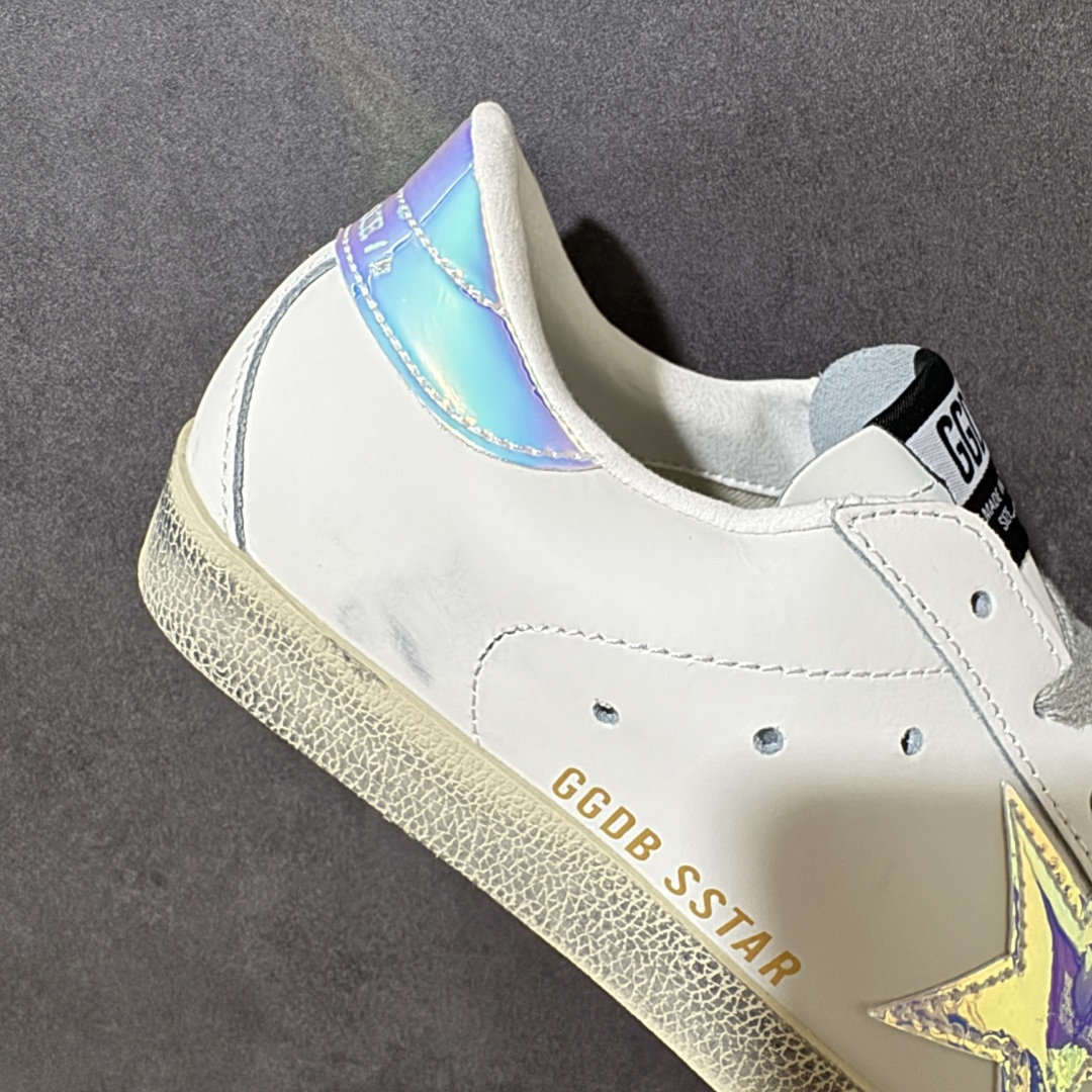 Golden Goose GGDB Super‑Star小脏鞋 经典做旧小白鞋,银闪星星细节氛围感拉满 灰鞋带搭配黑后跟 Golden Goose GGDB Super‑Star小脏鞋 经典做旧小白鞋,银闪星星细节氛围感拉满 灰鞋带搭配黑后跟