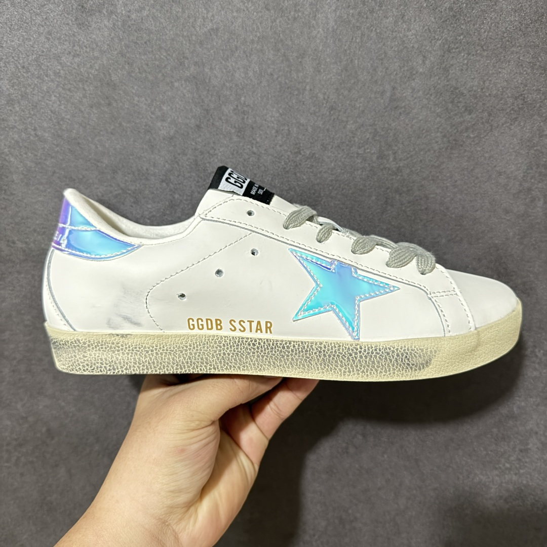 Golden Goose GGDB Super‑Star小脏鞋 经典做旧小白鞋,银闪星星细节氛围感拉满 灰鞋带搭配黑后跟 Golden Goose GGDB Super‑Star小脏鞋 经典做旧小白鞋,银闪星星细节氛围感拉满 灰鞋带搭配黑后跟