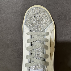 Golden Goose GGDB Super‑Star小脏鞋 经典做旧小白鞋,银闪星星细节氛围感拉满 灰鞋带搭配黑后跟 Golden Goose GGDB Super‑Star小脏鞋 经典做旧小白鞋,银闪星星细节氛围感拉满 灰鞋带搭配黑后跟