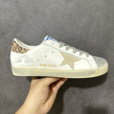 Golden Goose GGDB Super‑Star小脏鞋 经典做旧小白鞋,银闪星星细节氛围感拉满 灰鞋带搭配黑后跟 Golden Goose GGDB Super‑Star小脏鞋 经典做旧小白鞋,银闪星星细节氛围感拉满 灰鞋带搭配黑后跟