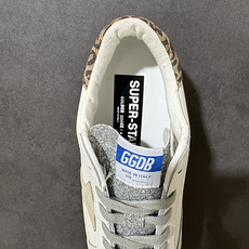 Golden Goose GGDB Super‑Star小脏鞋 经典做旧小白鞋,银闪星星细节氛围感拉满 灰鞋带搭配黑后跟 Golden Goose GGDB Super‑Star小脏鞋 经典做旧小白鞋,银闪星星细节氛围感拉满 灰鞋带搭配黑后跟
