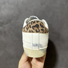 Golden Goose GGDB Super‑Star小脏鞋 经典做旧小白鞋,银闪星星细节氛围感拉满 灰鞋带搭配黑后跟 Golden Goose GGDB Super‑Star小脏鞋 经典做旧小白鞋,银闪星星细节氛围感拉满 灰鞋带搭配黑后跟