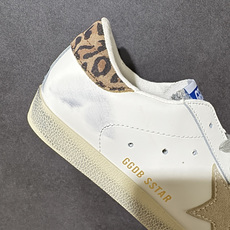 Golden Goose GGDB Super‑Star小脏鞋 经典做旧小白鞋,银闪星星细节氛围感拉满 灰鞋带搭配黑后跟 Golden Goose GGDB Super‑Star小脏鞋 经典做旧小白鞋,银闪星星细节氛围感拉满 灰鞋带搭配黑后跟