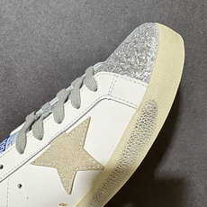 Golden Goose GGDB Super‑Star小脏鞋 经典做旧小白鞋,银闪星星细节氛围感拉满 灰鞋带搭配黑后跟 Golden Goose GGDB Super‑Star小脏鞋 经典做旧小白鞋,银闪星星细节氛围感拉满 灰鞋带搭配黑后跟
