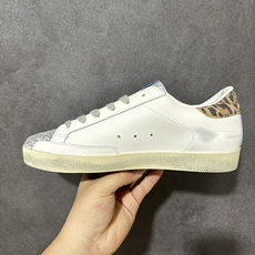 Golden Goose GGDB Super‑Star小脏鞋 经典做旧小白鞋,银闪星星细节氛围感拉满 灰鞋带搭配黑后跟 Golden Goose GGDB Super‑Star小脏鞋 经典做旧小白鞋,银闪星星细节氛围感拉满 灰鞋带搭配黑后跟