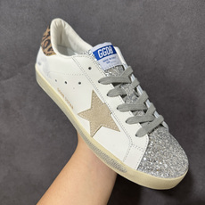 Golden Goose GGDB Super‑Star小脏鞋 经典做旧小白鞋,银闪星星细节氛围感拉满 灰鞋带搭配黑后跟 Golden Goose GGDB Super‑Star小脏鞋 经典做旧小白鞋,银闪星星细节氛围感拉满 灰鞋带搭配黑后跟