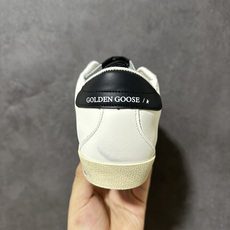 Golden Goose GGDB Super‑Star小脏鞋 经典做旧小白鞋,银闪星星细节氛围感拉满 灰鞋带搭配黑后跟 Golden Goose GGDB Super‑Star小脏鞋 经典做旧小白鞋,银闪星星细节氛围感拉满 灰鞋带搭配黑后跟