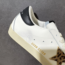 Golden Goose GGDB Super‑Star小脏鞋 经典做旧小白鞋,银闪星星细节氛围感拉满 灰鞋带搭配黑后跟 Golden Goose GGDB Super‑Star小脏鞋 经典做旧小白鞋,银闪星星细节氛围感拉满 灰鞋带搭配黑后跟