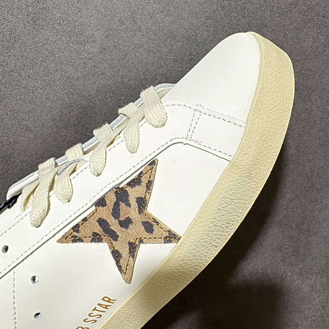 Golden Goose GGDB Super‑Star小脏鞋 经典做旧小白鞋,银闪星星细节氛围感拉满 灰鞋带搭配黑后跟 Golden Goose GGDB Super‑Star小脏鞋 经典做旧小白鞋,银闪星星细节氛围感拉满 灰鞋带搭配黑后跟
