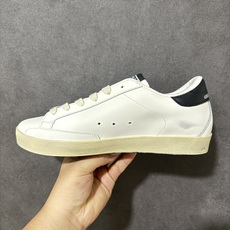 Golden Goose GGDB Super‑Star小脏鞋 经典做旧小白鞋,银闪星星细节氛围感拉满 灰鞋带搭配黑后跟 Golden Goose GGDB Super‑Star小脏鞋 经典做旧小白鞋,银闪星星细节氛围感拉满 灰鞋带搭配黑后跟