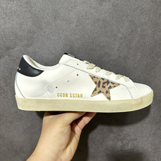 Golden Goose GGDB Super‑Star小脏鞋 经典做旧小白鞋,银闪星星细节氛围感拉满 灰鞋带搭配黑后跟 Golden Goose GGDB Super‑Star小脏鞋 经典做旧小白鞋,银闪星星细节氛围感拉满 灰鞋带搭配黑后跟