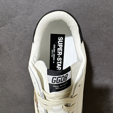 Golden Goose GGDB Super‑Star小脏鞋 经典做旧小白鞋,银闪星星细节氛围感拉满 灰鞋带搭配黑后跟 Golden Goose GGDB Super‑Star小脏鞋 经典做旧小白鞋,银闪星星细节氛围感拉满 灰鞋带搭配黑后跟