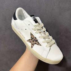 Golden Goose GGDB Super‑Star小脏鞋 经典做旧小白鞋,银闪星星细节氛围感拉满 灰鞋带搭配黑后跟 Golden Goose GGDB Super‑Star小脏鞋 经典做旧小白鞋,银闪星星细节氛围感拉满 灰鞋带搭配黑后跟