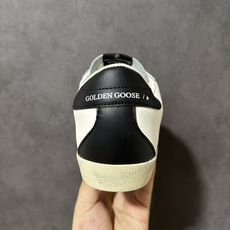 Golden Goose GGDB Super‑Star小脏鞋 经典做旧小白鞋,银闪星星细节氛围感拉满 灰鞋带搭配黑后跟 Golden Goose GGDB Super‑Star小脏鞋 经典做旧小白鞋,银闪星星细节氛围感拉满 灰鞋带搭配黑后跟