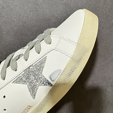 Golden Goose GGDB Super‑Star小脏鞋 经典做旧小白鞋,银闪星星细节氛围感拉满 灰鞋带搭配黑后跟 Golden Goose GGDB Super‑Star小脏鞋 经典做旧小白鞋,银闪星星细节氛围感拉满 灰鞋带搭配黑后跟