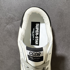 Golden Goose GGDB Super‑Star小脏鞋 经典做旧小白鞋,银闪星星细节氛围感拉满 灰鞋带搭配黑后跟 Golden Goose GGDB Super‑Star小脏鞋 经典做旧小白鞋,银闪星星细节氛围感拉满 灰鞋带搭配黑后跟