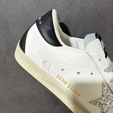 Golden Goose GGDB Super‑Star小脏鞋 经典做旧小白鞋,银闪星星细节氛围感拉满 灰鞋带搭配黑后跟 Golden Goose GGDB Super‑Star小脏鞋 经典做旧小白鞋,银闪星星细节氛围感拉满 灰鞋带搭配黑后跟