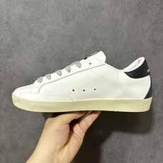 Golden Goose GGDB Super‑Star小脏鞋 经典做旧小白鞋,银闪星星细节氛围感拉满 灰鞋带搭配黑后跟 Golden Goose GGDB Super‑Star小脏鞋 经典做旧小白鞋,银闪星星细节氛围感拉满 灰鞋带搭配黑后跟