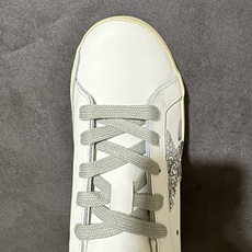 Golden Goose GGDB Super‑Star小脏鞋 经典做旧小白鞋,银闪星星细节氛围感拉满 灰鞋带搭配黑后跟 Golden Goose GGDB Super‑Star小脏鞋 经典做旧小白鞋,银闪星星细节氛围感拉满 灰鞋带搭配黑后跟