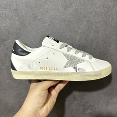 Golden Goose GGDB Super‑Star小脏鞋 经典做旧小白鞋,银闪星星细节氛围感拉满 灰鞋带搭配黑后跟 Golden Goose GGDB Super‑Star小脏鞋 经典做旧小白鞋,银闪星星细节氛围感拉满 灰鞋带搭配黑后跟