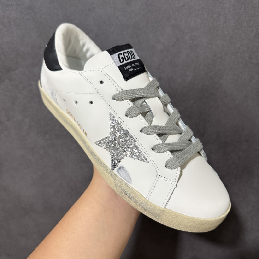 Golden Goose GGDB Super‑Star小脏鞋 经典做旧小白鞋,银闪星星细节氛围感拉满 灰鞋带搭配黑后跟 Golden Goose GGDB Super‑Star小脏鞋 经典做旧小白鞋,银闪星星细节氛围感拉满 灰鞋带搭配黑后跟