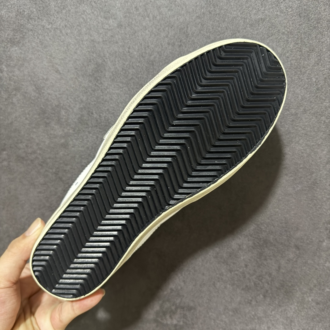 Golden Goose GGDB Super‑Star小脏鞋 经典做旧小白鞋,银闪星星细节氛围感拉满 灰鞋带搭配黑后跟 Golden Goose GGDB Super‑Star小脏鞋 经典做旧小白鞋,银闪星星细节氛围感拉满 灰鞋带搭配黑后跟
